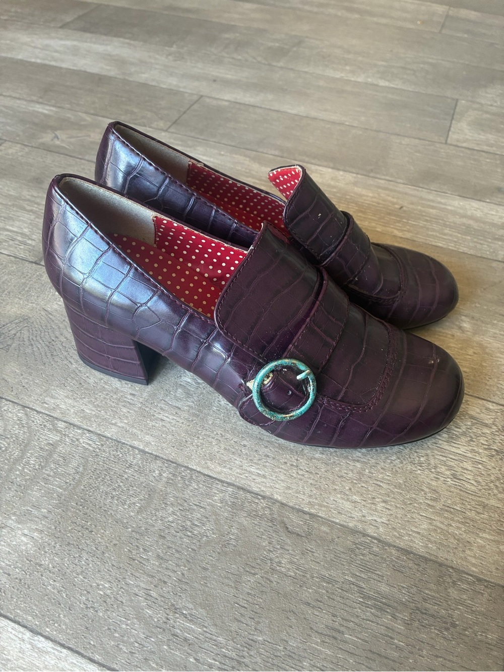 Purple / Burgundy crocodile textured leather heel loafers
Size: 7.5